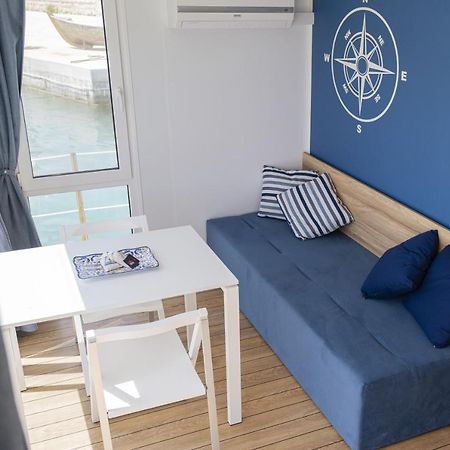 Houseboat Floatart Experience Bisceglie Hotel Bagian luar foto
