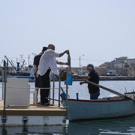 Houseboat Floatart Experience Bisceglie Hotel Bagian luar foto