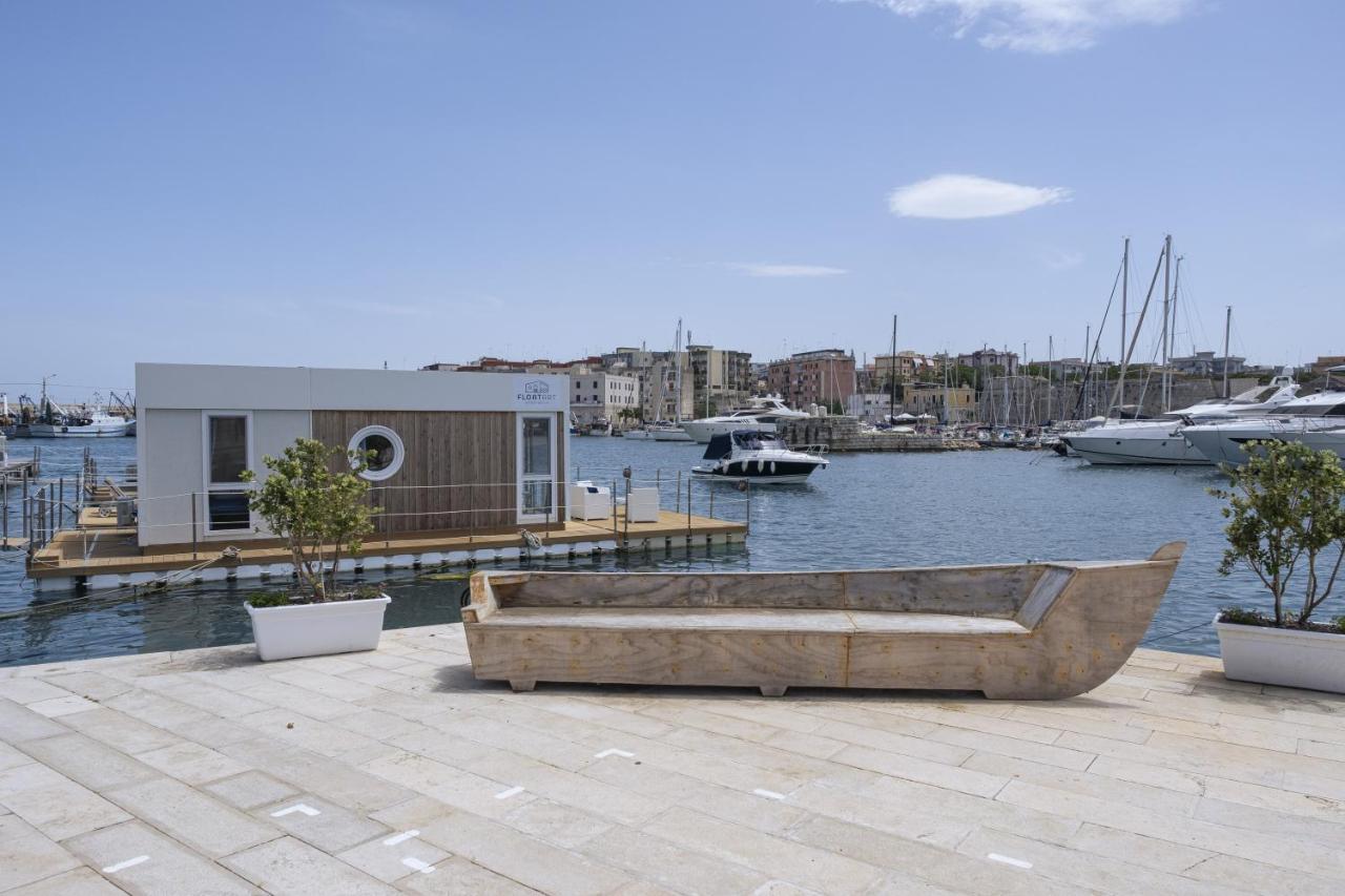 Houseboat Floatart Experience Bisceglie Hotel Bagian luar foto