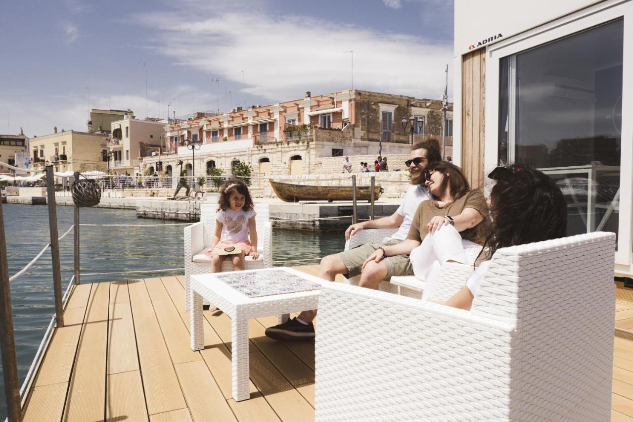 Houseboat Floatart Experience Bisceglie Hotel Bagian luar foto