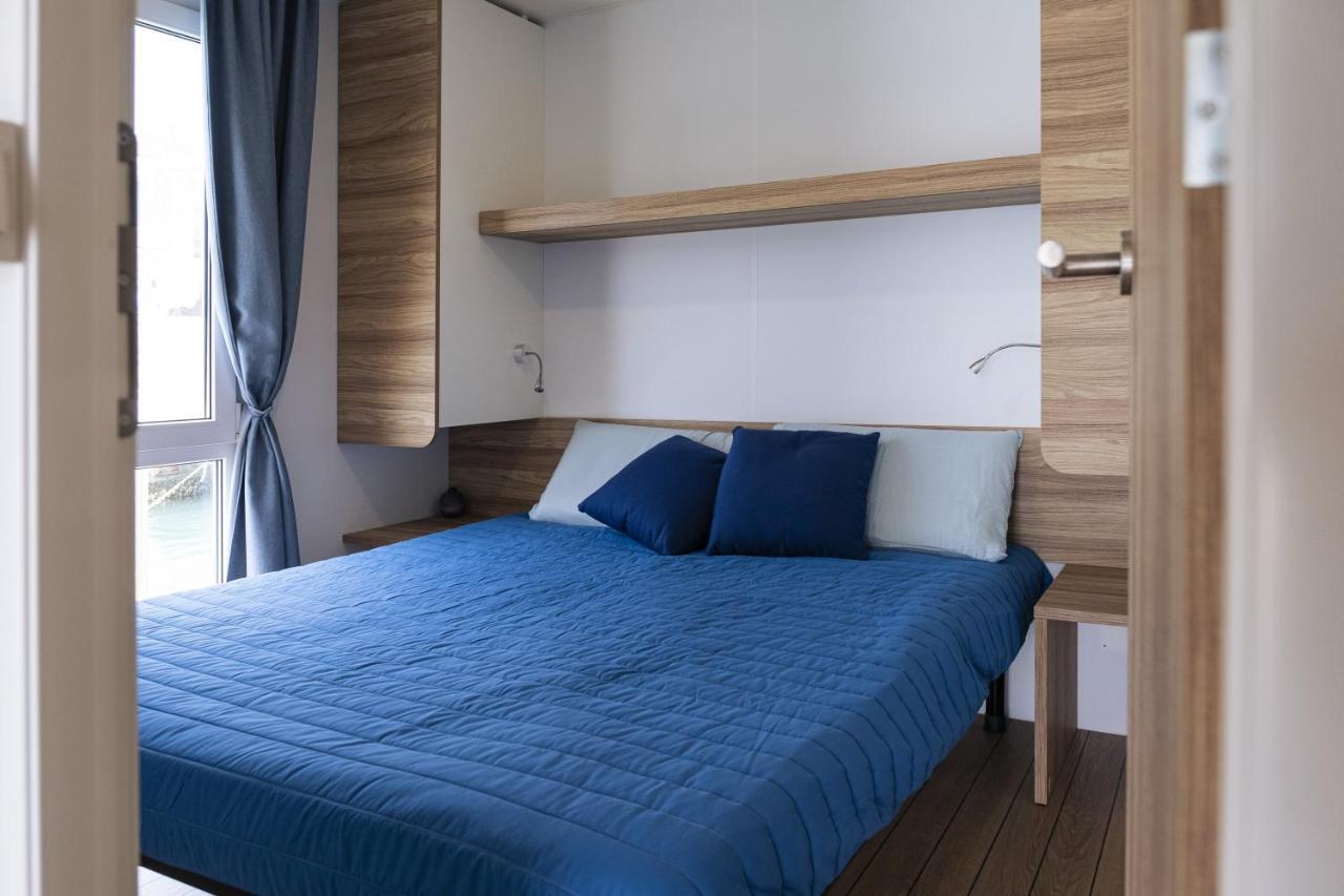 Houseboat Floatart Experience Bisceglie Hotel Bagian luar foto